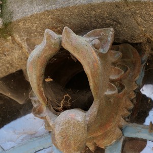 Gueule de lion en pierre sur le dessus d'une fenêtre en arc de cercle - France  - collection de photos clin d'oeil, catégorie clindoeil